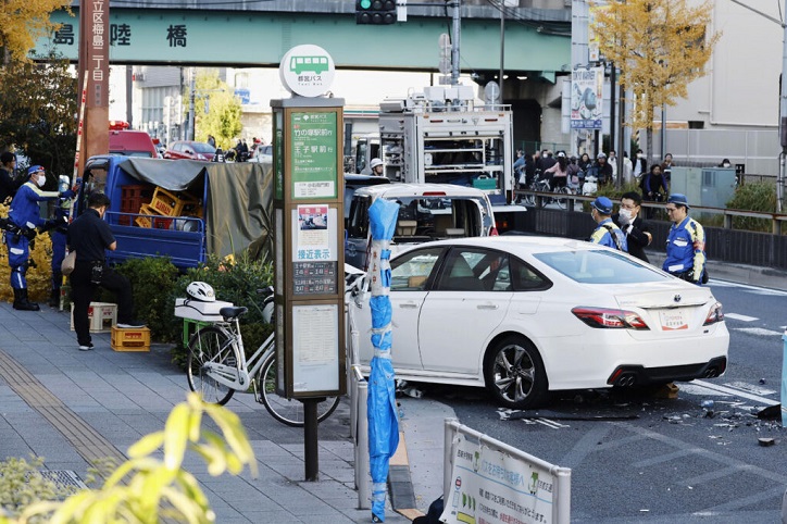 Αυτοκίνητο έπεσε σε πεζούς στο Τόκιο