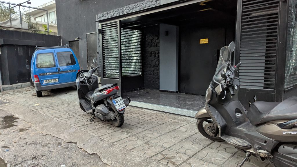 Έκρηξη «μήνυμα» σε γνωστό κλαμπ στο Μπουρνάζι