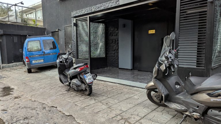 Έκρηξη «μήνυμα» σε γνωστό κλαμπ στο Μπουρνάζι