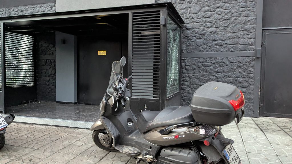 Έκρηξη «μήνυμα» σε γνωστό κλαμπ στο Μπουρνάζι