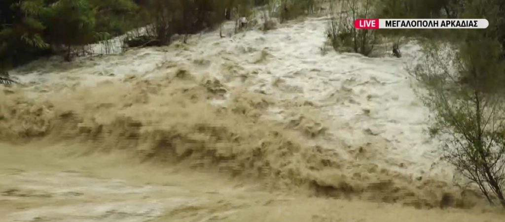 Σφοδρή κακοκαιρία σε Μεγαλόπολη, Καλαμάτα, Βόνιτσα: Δύο άτομα παρασύρθηκαν και οδηγοί ΙΧ εγκλωβίστηκαν, ανάμεσά τους μία έγκυος (Εικόνες)
