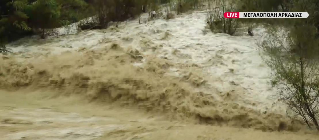 Σφοδρή κακοκαιρία σε Μεγαλόπολη, Καλαμάτα, Βόνιτσα και Αττική: Δύο άτομα παρασύρθηκαν και πέντε αυτοκίνητα εγκλωβίστηκαν, ανάμεσά τους μία έγκυος