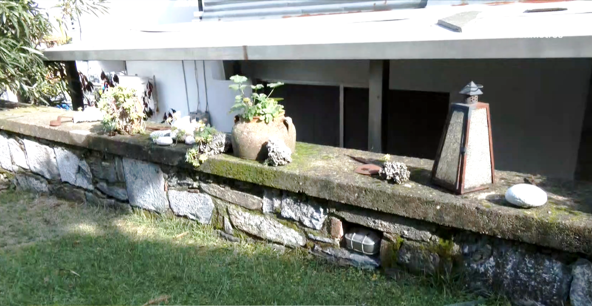 Φαρμακοποιός κατασκεύασε το σπίτι του με παλιά υλικά