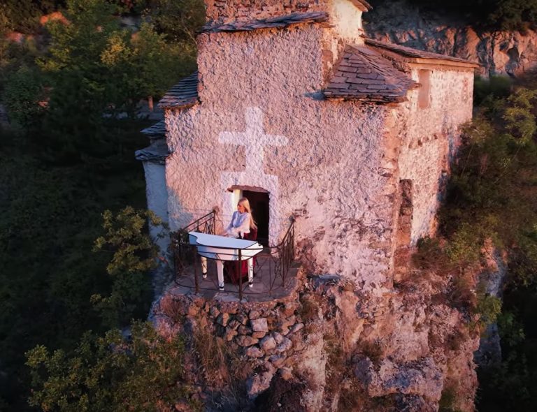 Η «ιπτάμενη πιανίστρια», Έλενα Ξυδιά παίζει πιάνο στο χείλος του γκρεμού στον Όλυμπο