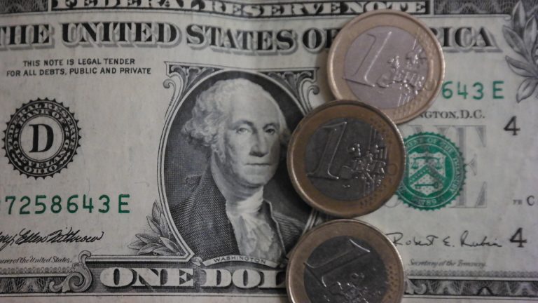 Συνάλλαγμα: Το ευρώ υποχωρεί 0,10%, στα 1,1535 δολάρια
