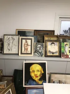 Δύο συλλήψεις για κατοχή 480 πλαστών έργων τέχνης, μεταξύ αυτών και γνωστού ζωγράφου – Βρέθηκε οπλοστάσιο στο σπίτι του ενός