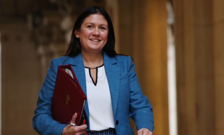 «Καλωσόρισε» τη συγγνώμη του BBC στον Τραμπ η υπουργός Πολιτισμού της Βρετανίας