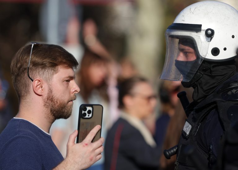 Σκηνικό έντασης έξω από το σερβικό κοινοβούλιο