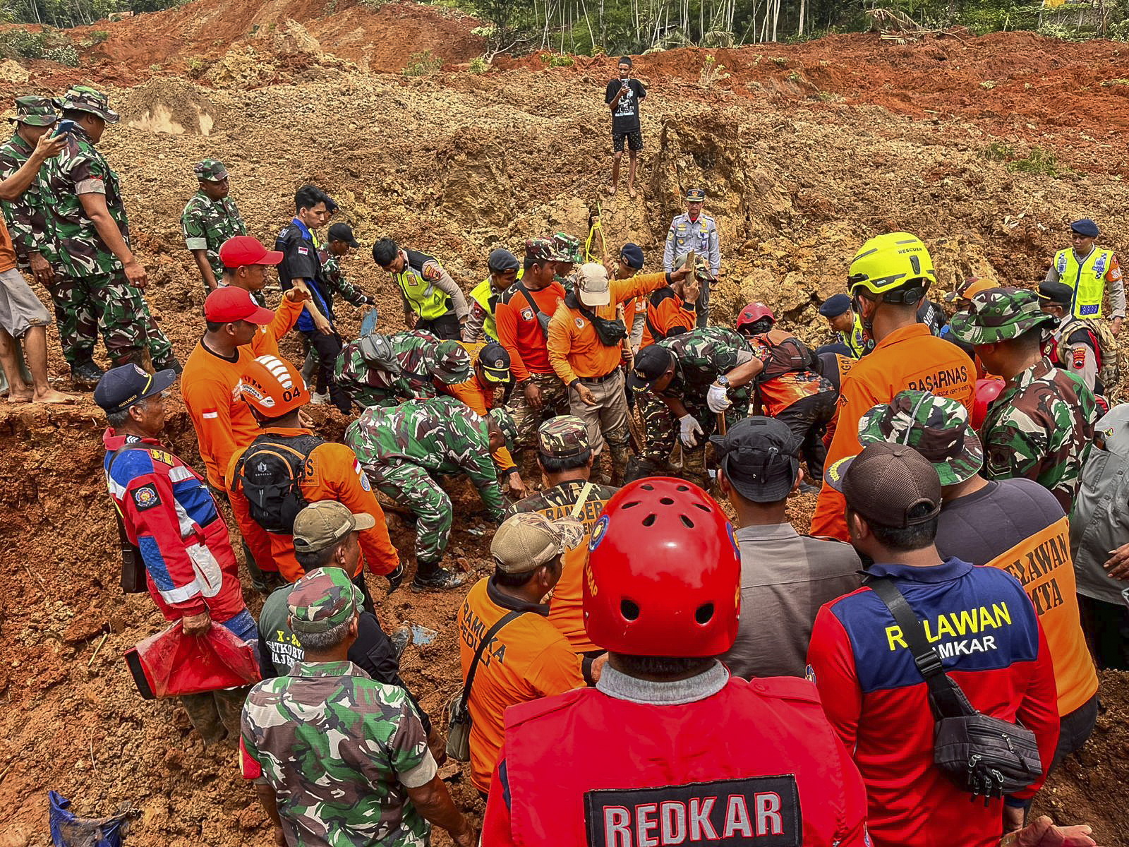 Φονική κατολίσθηση στην Ινδονησία: 11 οι νεκροί, έρευνες για 12 αγνοούμενους