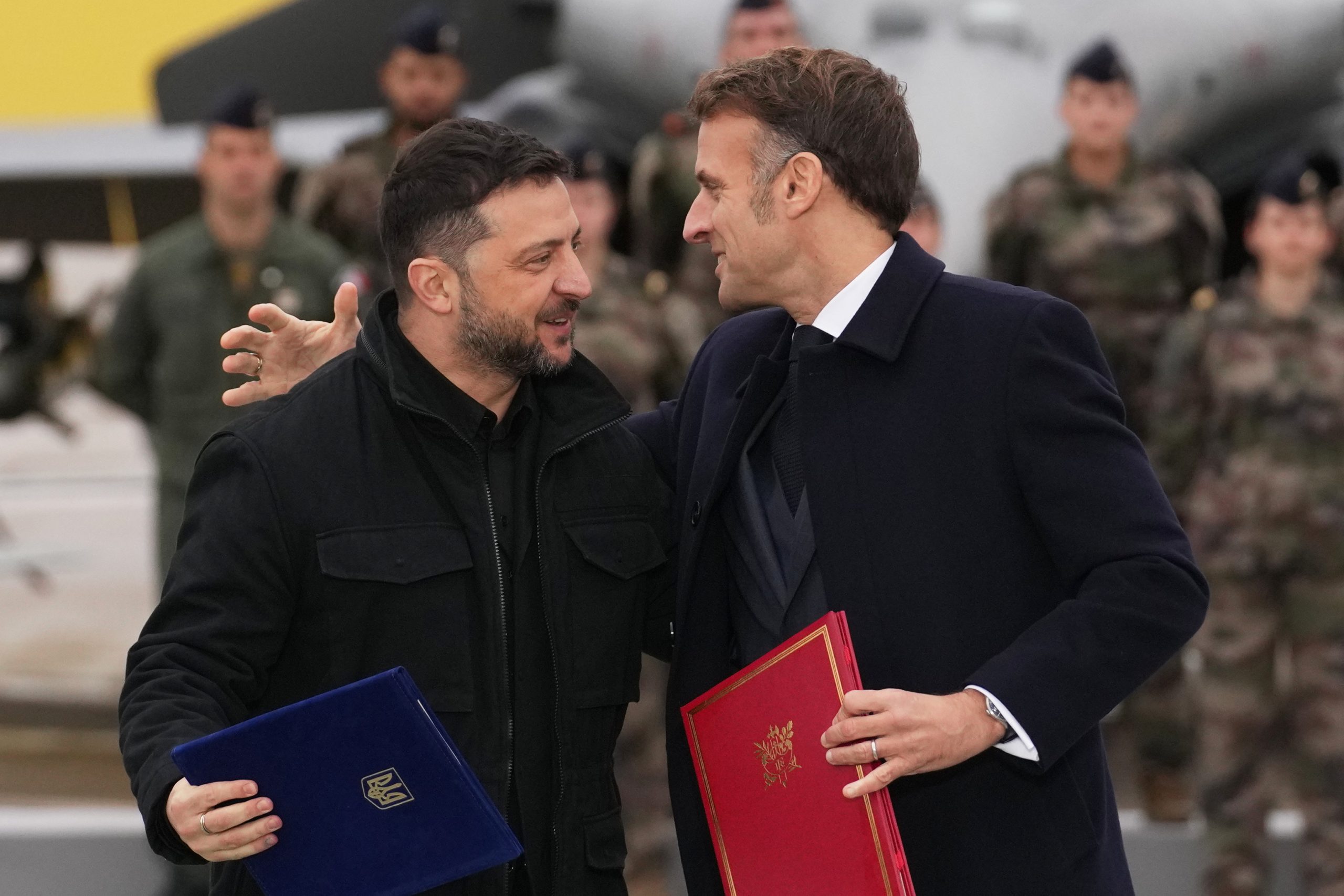 French President Macron receives Ukrainian President Zelensky Η Ουκρανία «παραγγέλνει» 100 Rafale από τη Γαλλία — Συνάντηση Ζελένσκι με Μακρόν στο Παρίσι