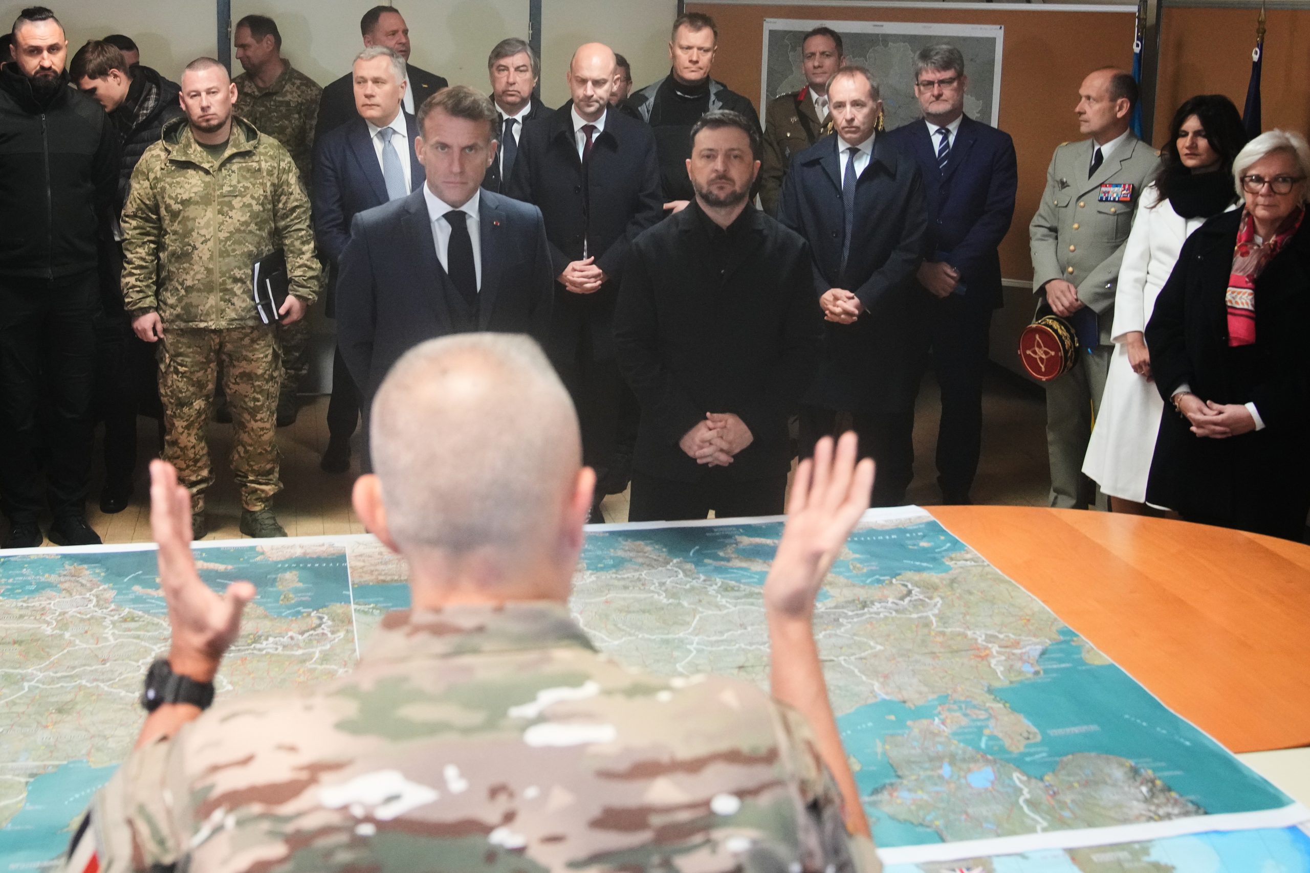 French President Macron receives Ukrainian President Zelensky Η Ουκρανία «παραγγέλνει» 100 Rafale από τη Γαλλία — Συνάντηση Ζελένσκι με Μακρόν στο Παρίσι