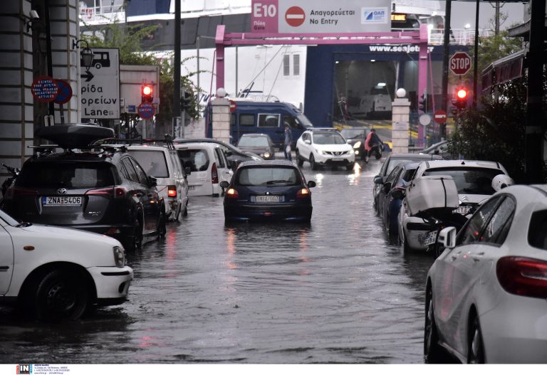 Πτώση οχήματος στη θάλασσα στο λιμάνι του Πειραιά – Καλά στην υγεία του ο 69χρονος οδηγός