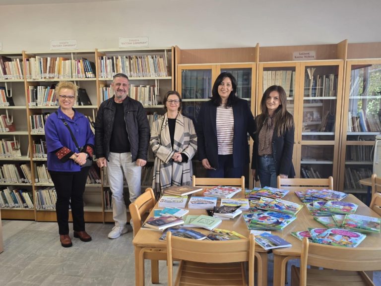 Θεσσαλονίκη: 63 δίγλωσσα βιβλία στην ελληνική και αλβανική γλώσσα δώρισε η πρόξενος της Αλβανίας στις τρεις Δημοτικές Βιβλιοθήκες Νεάπολης, Συκεών και Πεύκων