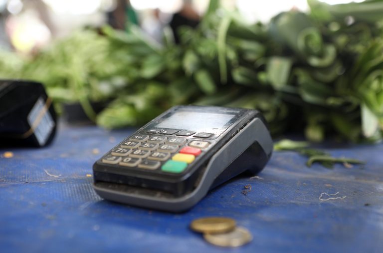 Ηλεκτρονικές πληρωμές τουλάχιστον με το 30% του εισοδήματος και δώρο Χριστουγέννων: Όλα όσα πρέπει να γνωρίζουν οι φορολογούμενοι