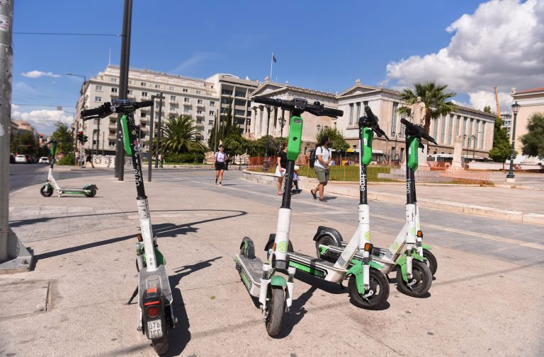 Νέοι κανονισμοί για τα ηλεκτρικά πατίνια στην Αθήνα: Που επιτρέπεται και που όχι η κυκλοφορία τους, τα όρια ταχύτητας και η στάθμευση (Χάρτης)