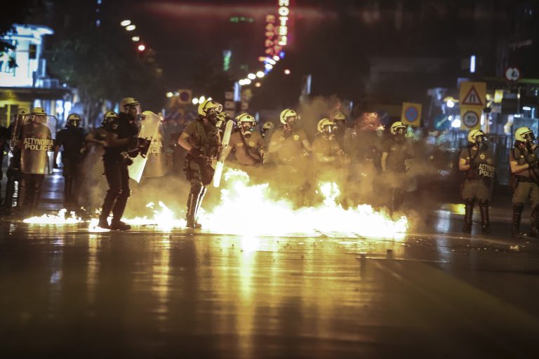 Θεσσαλονίκη: 18 προσαγωγές για την επίθεση με μολότοφ σε διμοιρία των ΜΑΤ – Ζημιές σε αυτοκίνητα