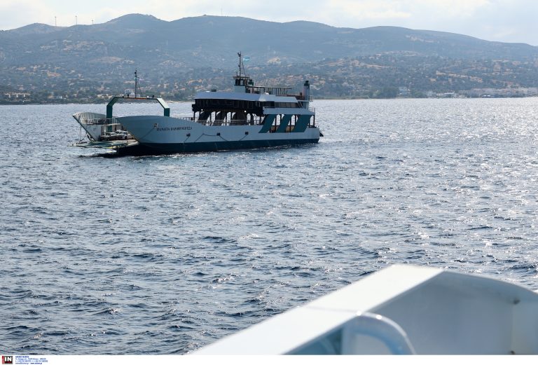 Αυτοκίνητο έπεσε στη θάλασσα από φέρι μποτ στη Σαλαμίνα