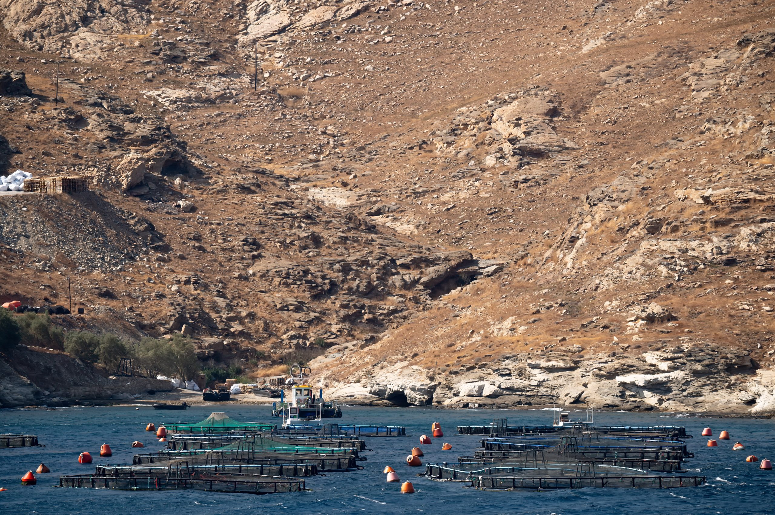 Απομακρύνθηκε εγκαταλελειμμένη μονάδα ιχθυοκαλλιέργειας από τον Σαρωνικό Κόλπο