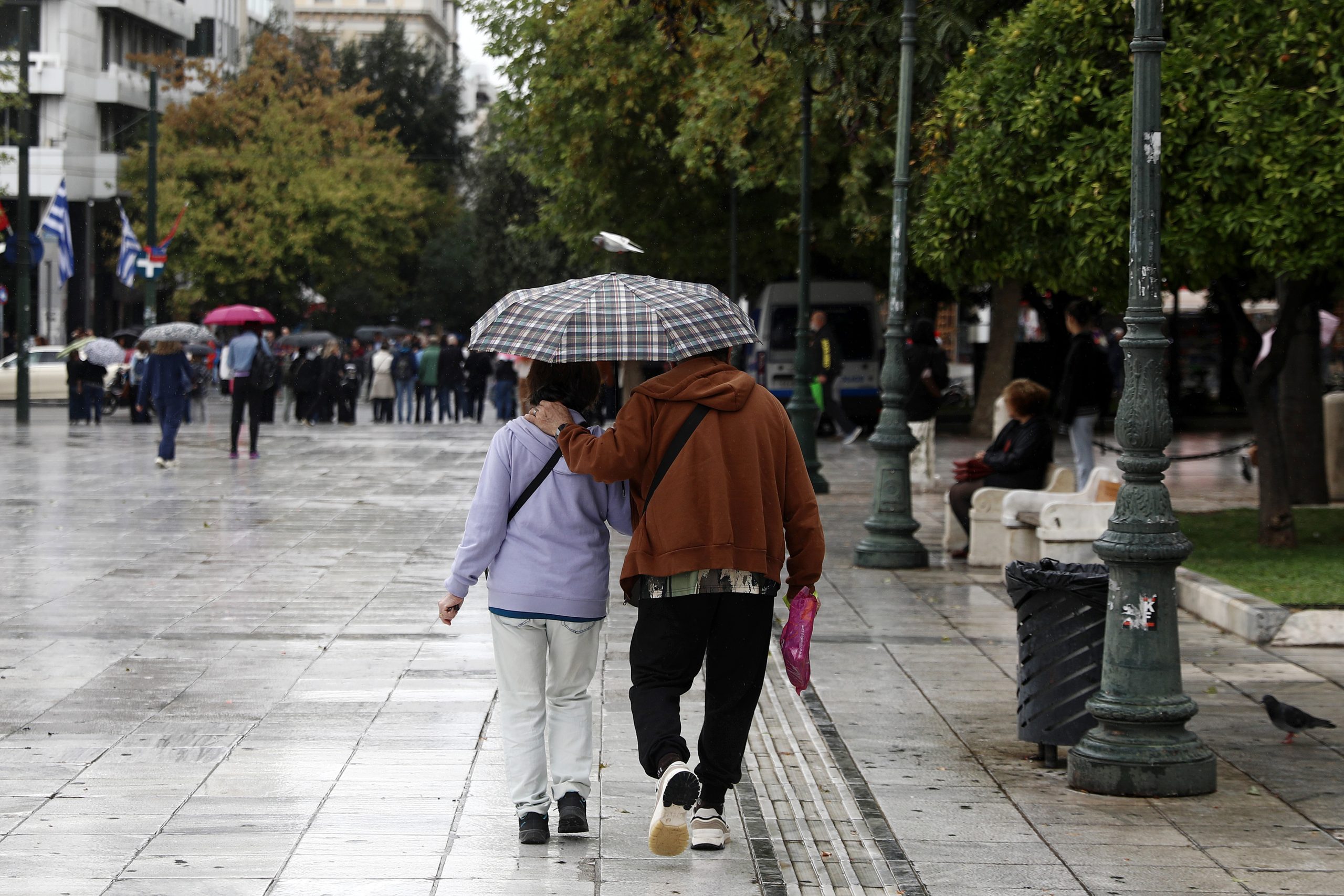 Καιρός: Ισχυρές βροχές και καταιγίδες στα ηπειρωτικά και το Ιόνιο – Πότε υποχωρούν τα φαινόμενα