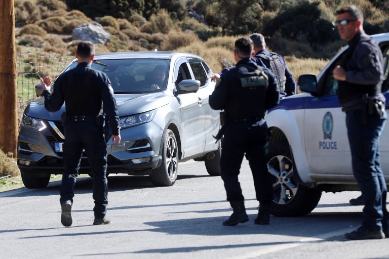 Στα χέρια της ΕΛ.ΑΣ. βίντεο που δείχνει τον 43χρονο να πυροβολεί την ώρα της συμπλοκής στα Βορίζια – Τη Δευτέρα απολογούνται τα τρία αδέλφια