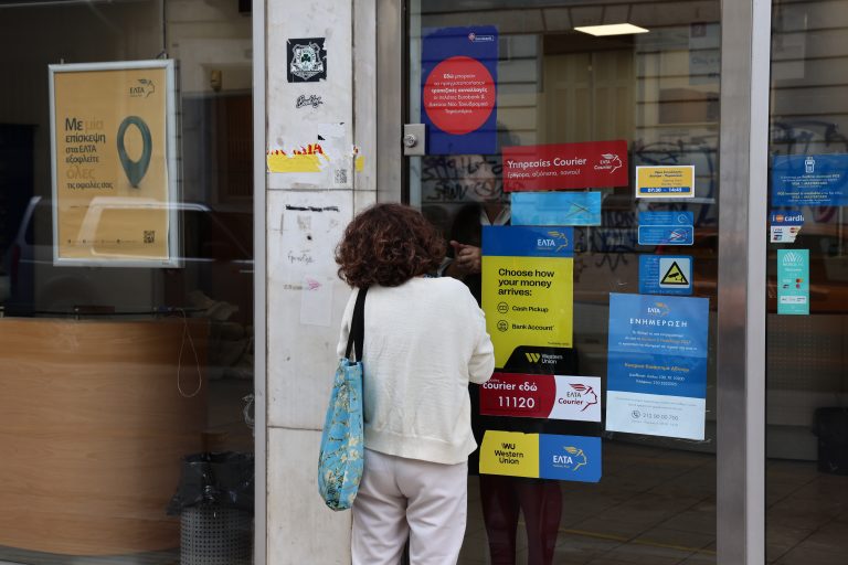 «Λουκέτο» σε ΕΛΤΑ: Έντονες πολιτικές αντιπαραθέσεις και διαμαρτυρίες πολιτών παρά την τρίμηνη παράταση σε ορισμένα υποκαταστήματα