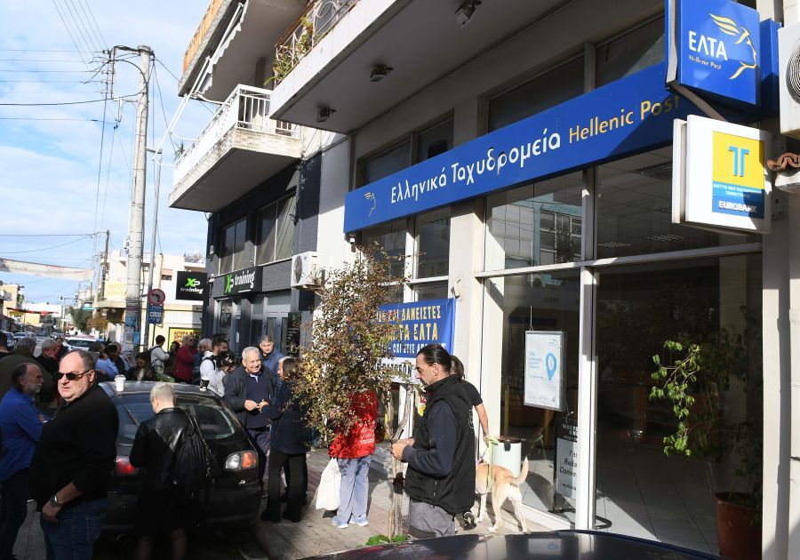 ΕΛΤΑ: Αντιδράσεις από τον Άλιμο ως την Κοζάνη κατά του σφραγίσματος – Η ατζέντα του Μαξίμου και τα πυρά της αντιπολίτευσης