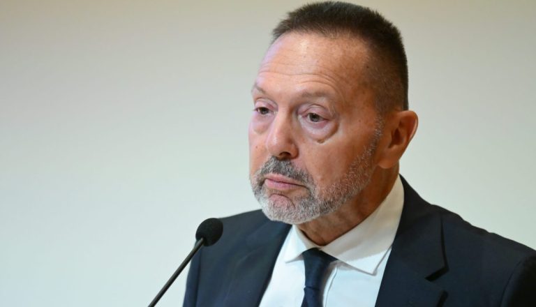 Έμμεσο «φρένο» από τον Γ. Στουρνάρα για περαιτέρω μείωση των επιτοκίων