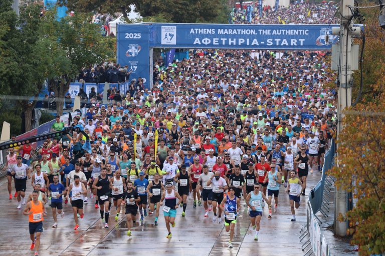 Στο ρυθμό του 42ου Αυθεντικού Μαραθωνίου η Αθήνα – Σήμα εκκίνησης για χιλιάδες δρομείς από 126 χώρες Live