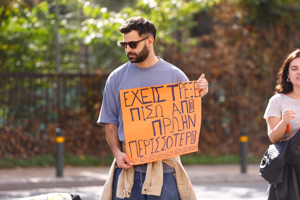 42ος Μαραθώνιος: Συγκίνηση και ευφάνταστη εμψύχωση, περίεργες εμφανίσεις και αναπάντεχοι θεατές – Όσα κατέγραψε ο φακός