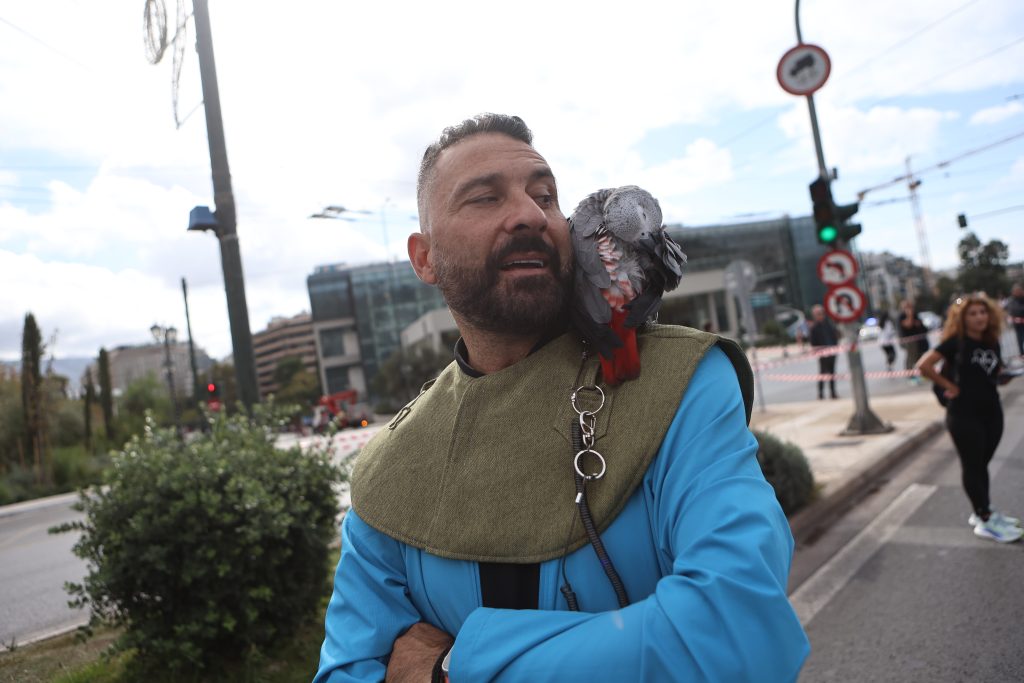 42ος Μαραθώνιος: Συγκίνηση και ευφάνταστη εμψύχωση, περίεργες εμφανίσεις και αναπάντεχοι θεατές – Όσα κατέγραψε ο φακός