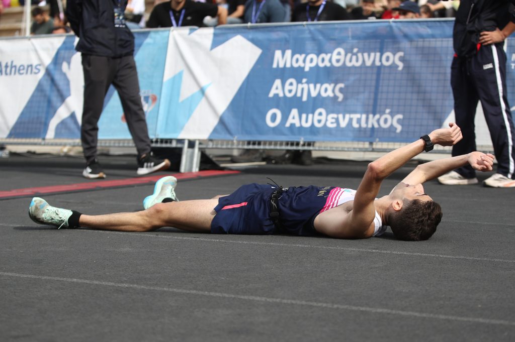 42ος Μαραθώνιος: Συγκίνηση και ευφάνταστη εμψύχωση, περίεργες εμφανίσεις και αναπάντεχοι θεατές – Όσα κατέγραψε ο φακός