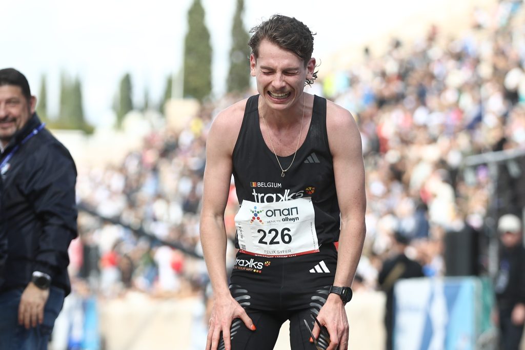 42ος Μαραθώνιος: Συγκίνηση και ευφάνταστη εμψύχωση, περίεργες εμφανίσεις και αναπάντεχοι θεατές – Όσα κατέγραψε ο φακός