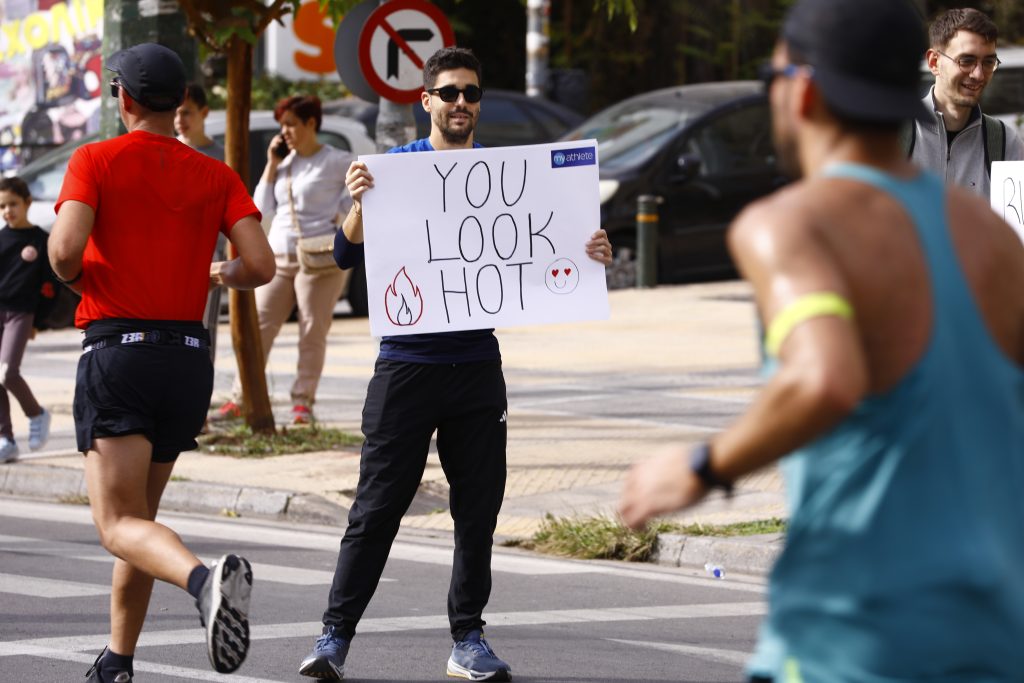 42ος Μαραθώνιος: Συγκίνηση και ευφάνταστη εμψύχωση, περίεργες εμφανίσεις και αναπάντεχοι θεατές – Όσα κατέγραψε ο φακός