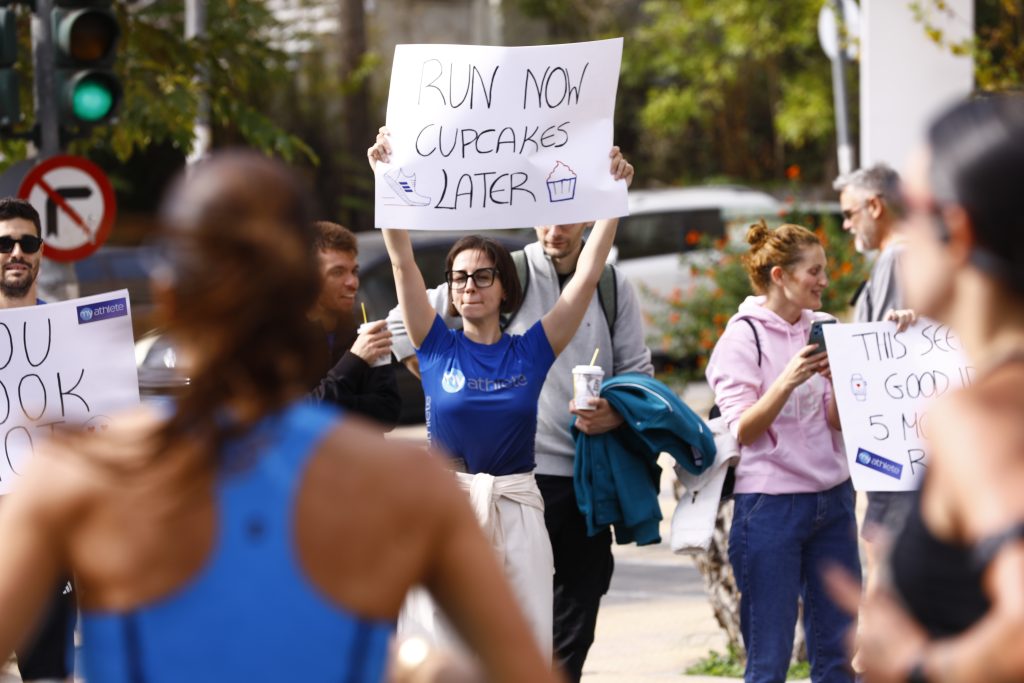 42ος Μαραθώνιος: Συγκίνηση και ευφάνταστη εμψύχωση, περίεργες εμφανίσεις και αναπάντεχοι θεατές – Όσα κατέγραψε ο φακός