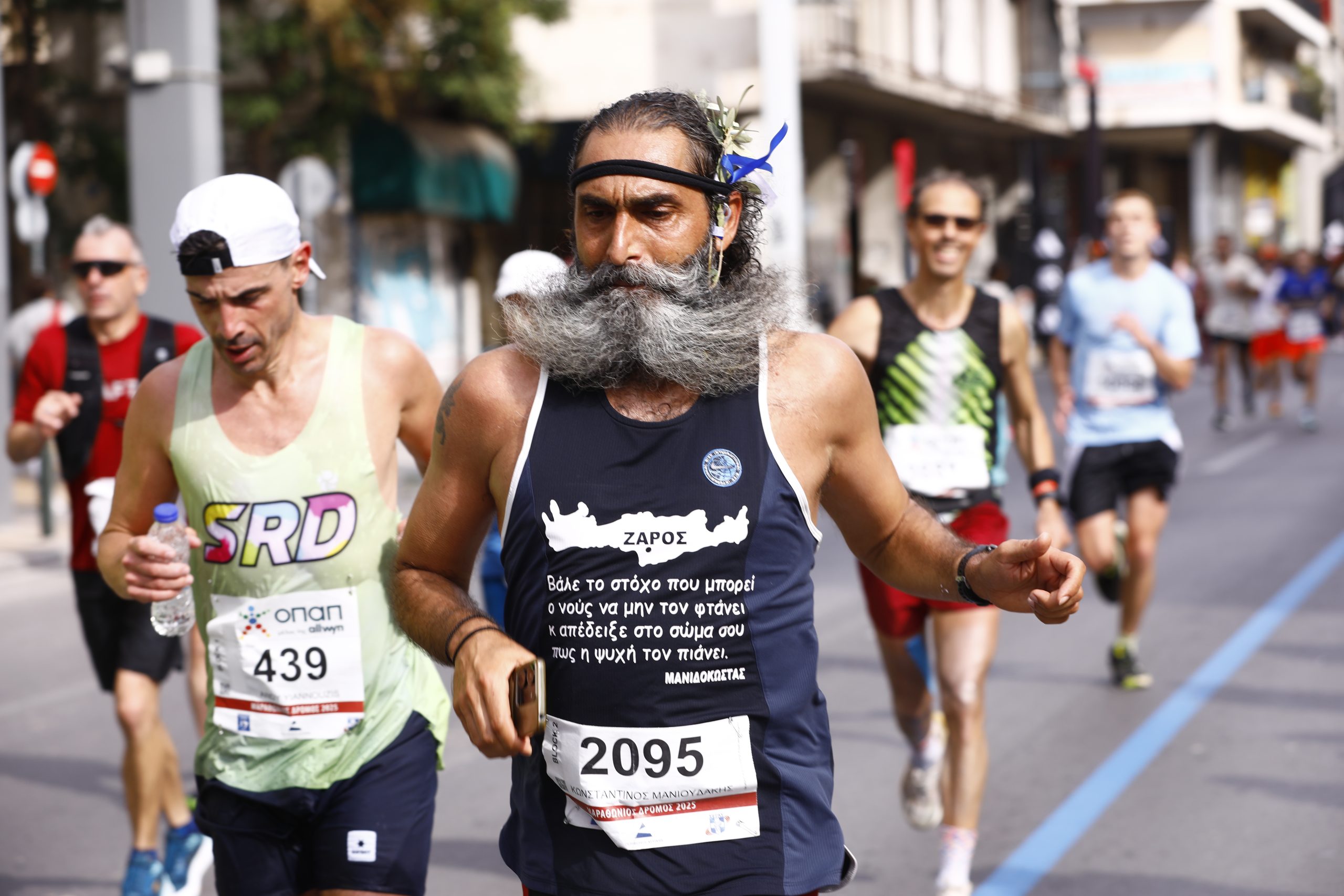 42ος Μαραθώνιος: Συγκίνηση και ευφάνταστη εμψύχωση, περίεργες εμφανίσεις και αναπάντεχοι θεατές – Όσα κατέγραψε ο φακός