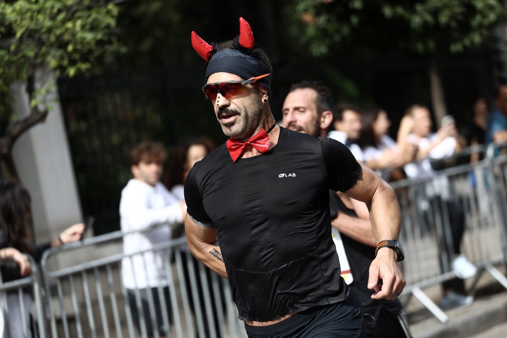 42ος Μαραθώνιος: Συγκίνηση και ευφάνταστη εμψύχωση, περίεργες εμφανίσεις και αναπάντεχοι θεατές – Όσα κατέγραψε ο φακός