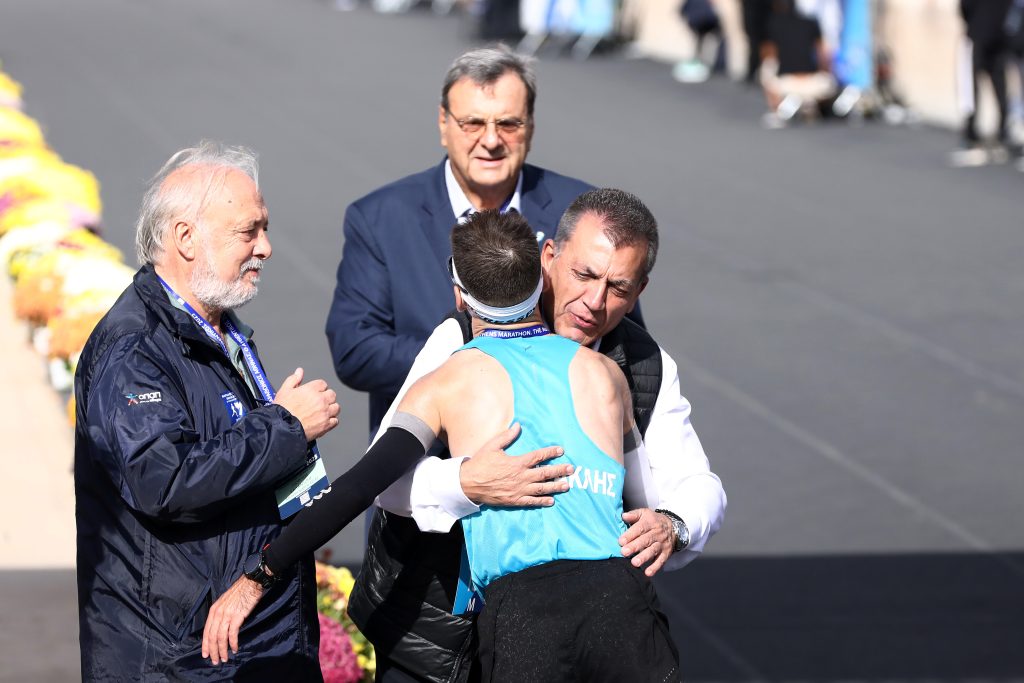 42ος Μαραθώνιος: Συγκίνηση και ευφάνταστη εμψύχωση, περίεργες εμφανίσεις και αναπάντεχοι θεατές – Όσα κατέγραψε ο φακός