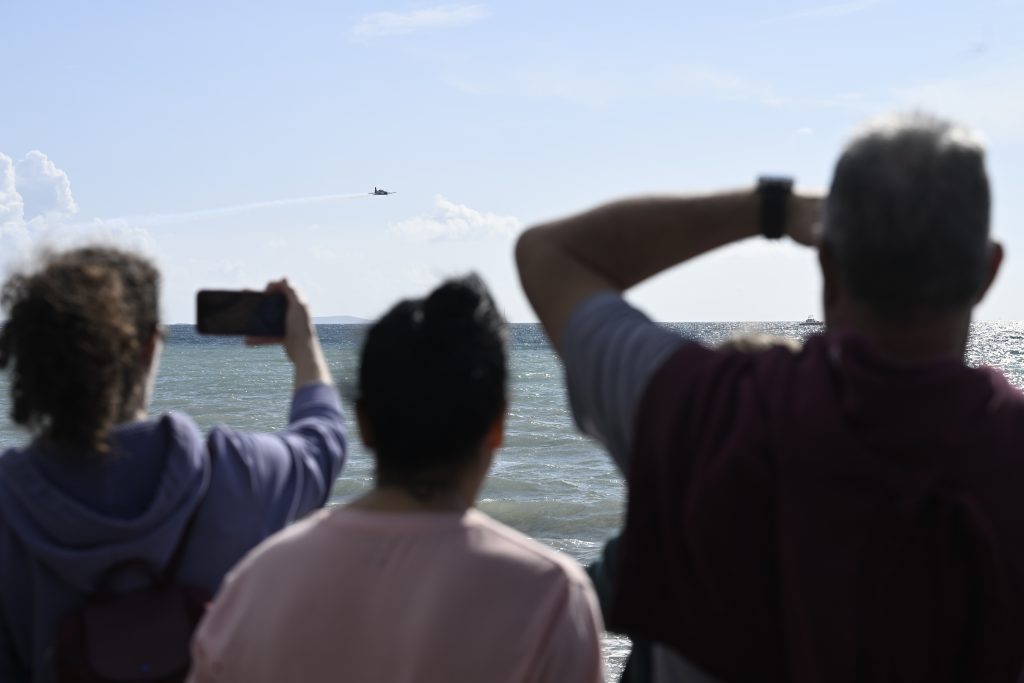 Καθηλωτικό airshow για τη γιορτή της Πολεμικής Αεροπορίας στο Φλοίσβο – Rafale, F-35 και «Ζευς» εντυπωσίασαν μικρούς και μεγάλους (Βίντεο)