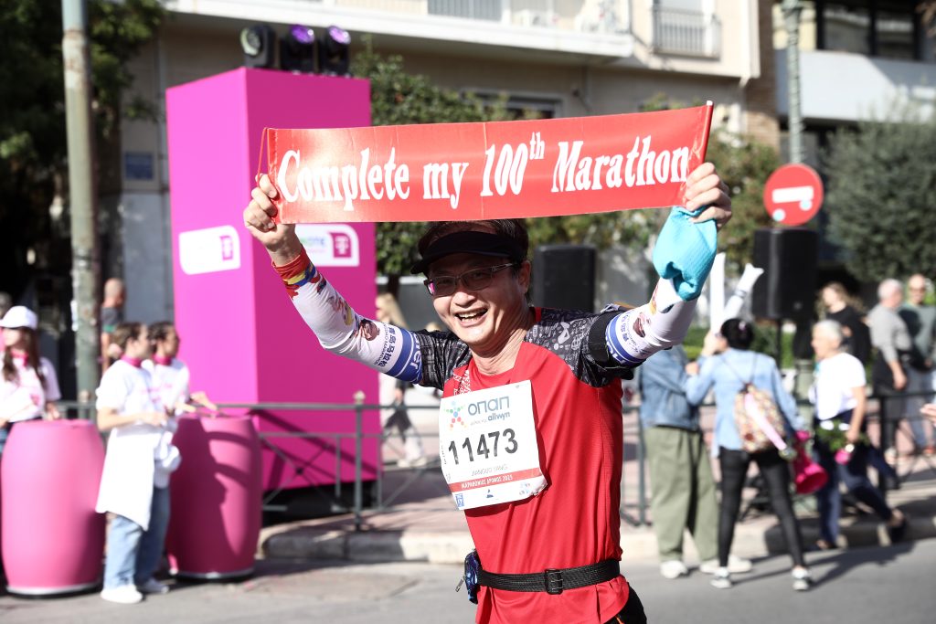 42ος Μαραθώνιος: Συγκίνηση και ευφάνταστη εμψύχωση, περίεργες εμφανίσεις και αναπάντεχοι θεατές – Όσα κατέγραψε ο φακός