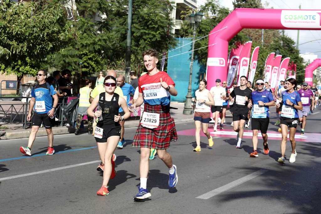 42ος Μαραθώνιος: Συγκίνηση και ευφάνταστη εμψύχωση, περίεργες εμφανίσεις και αναπάντεχοι θεατές – Όσα κατέγραψε ο φακός