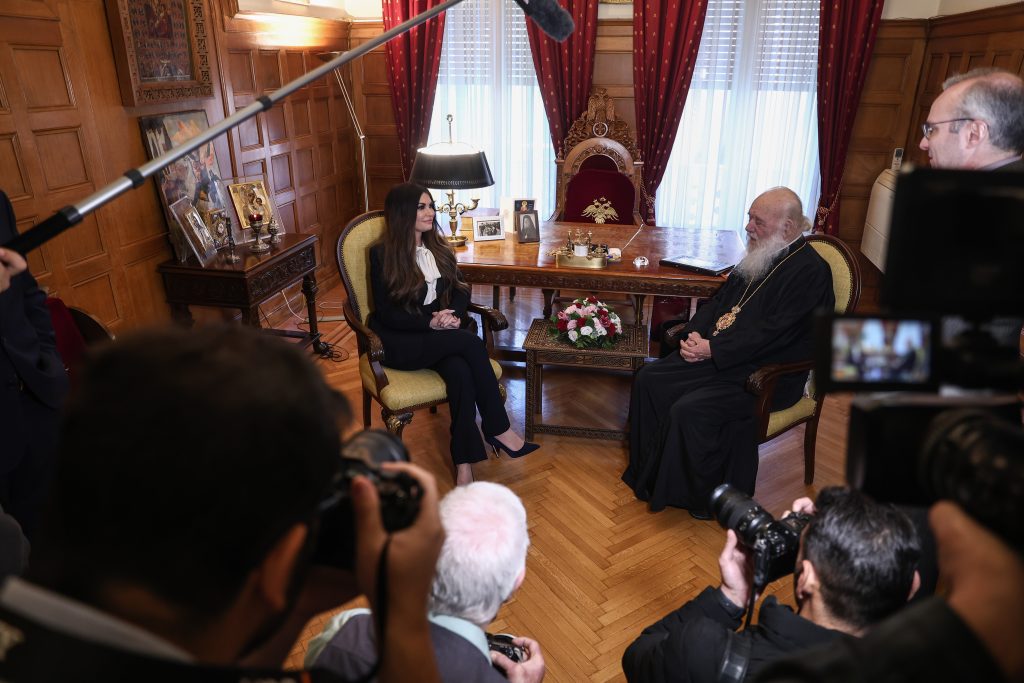 Κίμπερλι Γκίλφοϊλ: Στο Μέγαρο της Αρχιεπισκοπής Αθηνών η νέα πρέσβης των ΗΠΑ – Συνάντηση με τον Ιερώνυμο