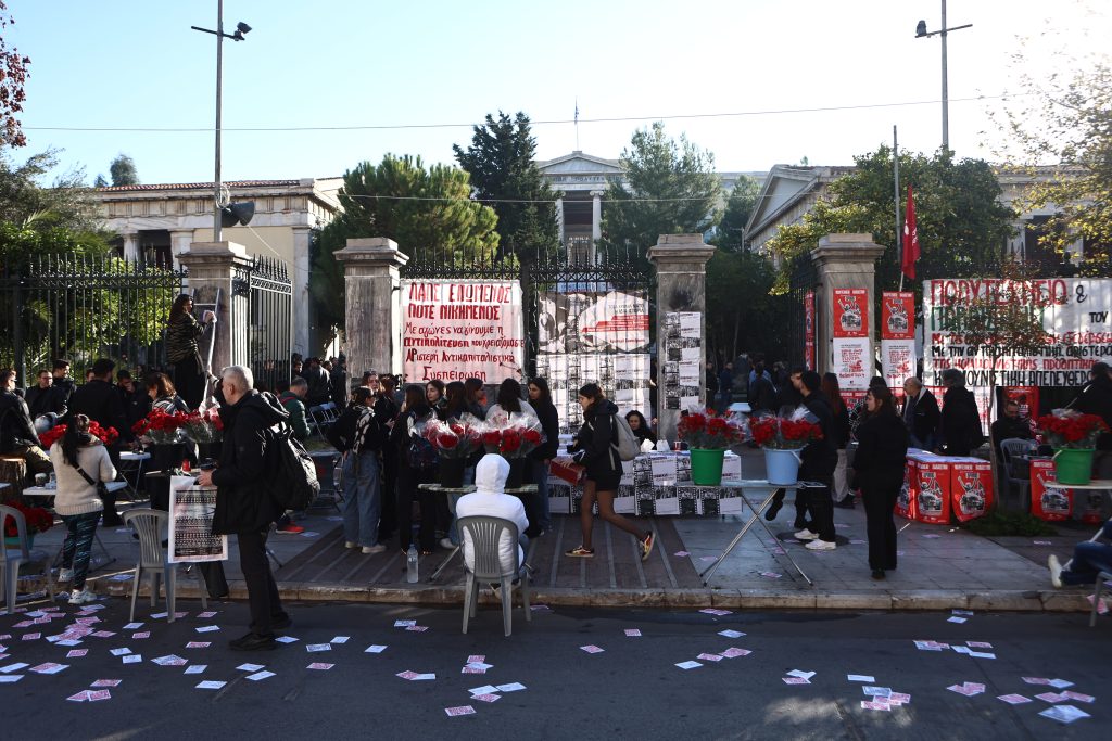 Ξεκίνησαν οι εκδηλώσεις μνήμης για την 52η επέτειο του Πολυτεχνείου – Έκτακτες κυκλοφοριακές ρυθμίσεις στο κέντρο της Αθήνας