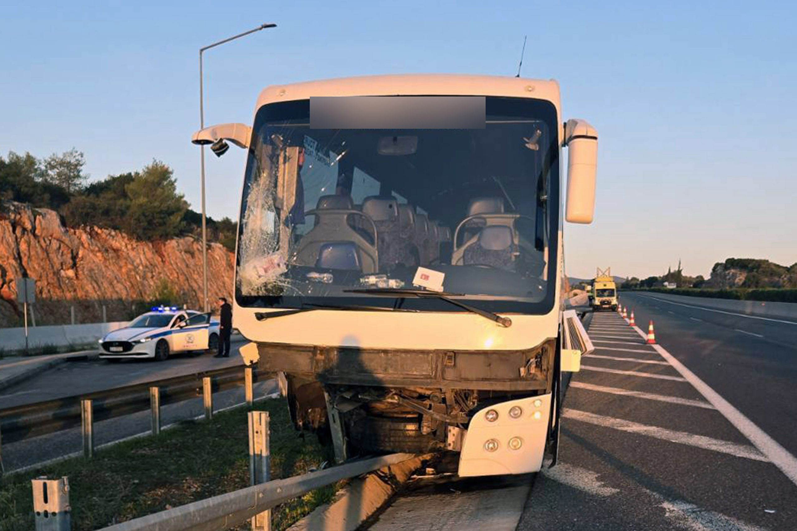 Toυριστικό λεωφορείο έπεσε σε μπάρες στην Υλίκη – Πέντε τραυματίες