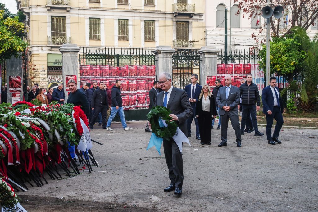Πολυτεχνείο: Φόρος τιμής 52 χρόνια μετά με μηνύματα, ζωγραφιές και συγκίνηση