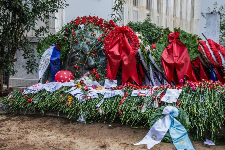 Πολυτεχνείο: Φόρος τιμής 52 χρόνια μετά με  μηνύματα, ζωγραφιές και συγκίνηση