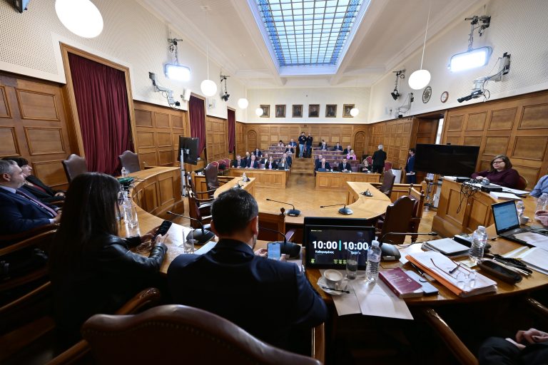 Σφοδρή πολιτική αντιπαράθεση μετά την απουσία Ξυλούρη από την Εξεταστική για ΟΠΕΚΕΠΕ