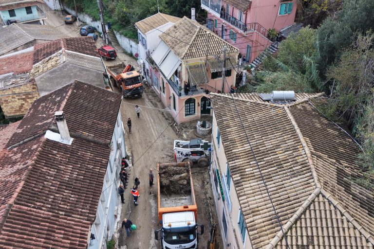 Η κακοκαιρία σαρώνει τη Δυτική Ελλάδα: Εικόνες καταστροφής σε Κέρκυρα και Θεσπρωτία – Πλημμύρισαν δρόμοι σε Φιλιππιάδα και Μετέωρα