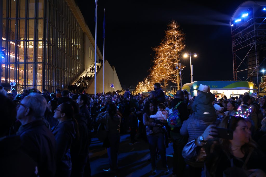 Εντυπωσιακή η χριστουγεννιάτικη φωταγώγηση του Ιδρύματος Σταύρος Νιάρχος