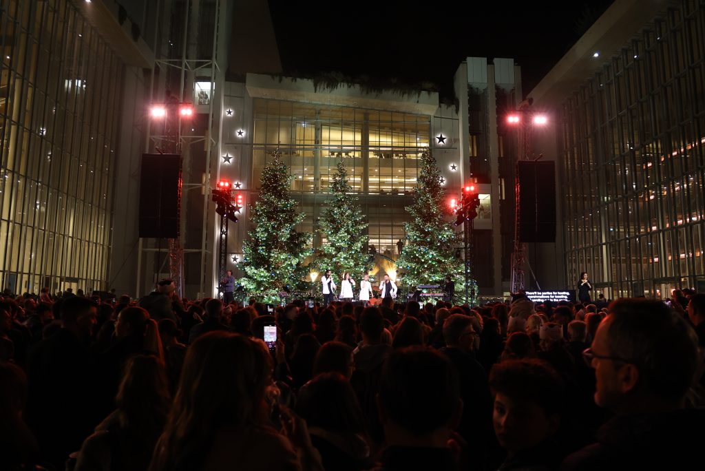 Εντυπωσιακή η χριστουγεννιάτικη φωταγώγηση του Ιδρύματος Σταύρος Νιάρχος