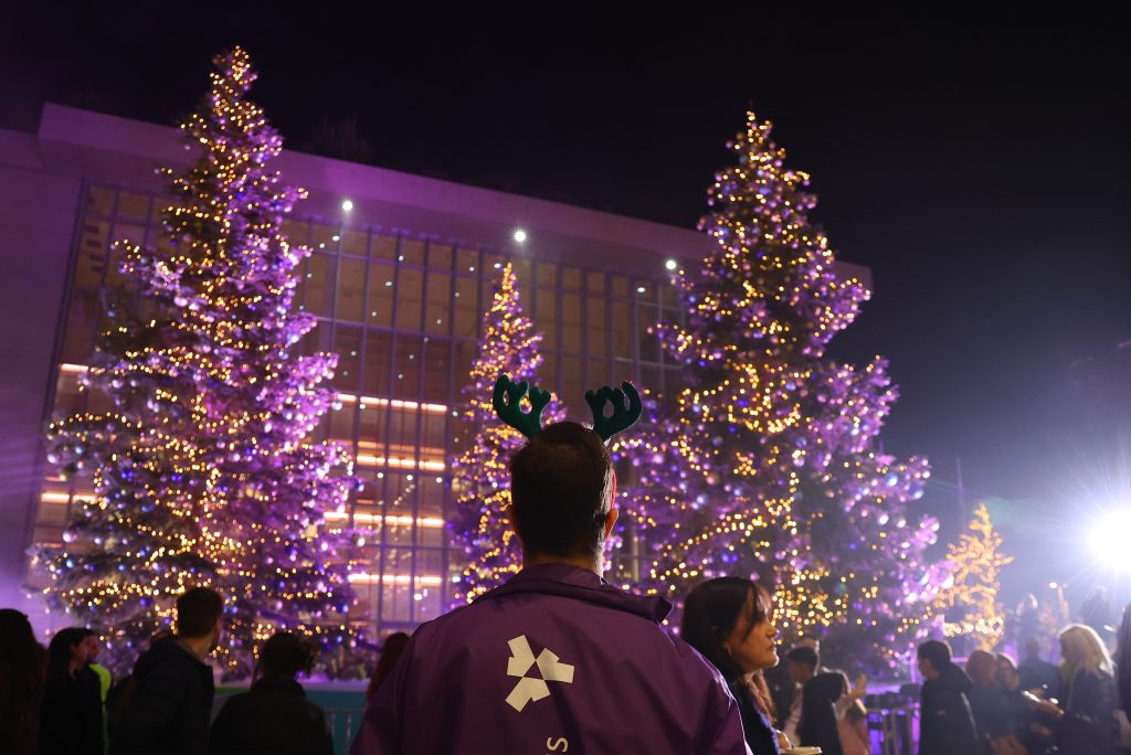 Εντυπωσιακή η χριστουγεννιάτικη φωταγώγηση του Ιδρύματος Σταύρος Νιάρχος